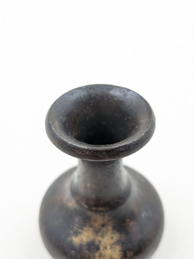 CHINE - Dynastie Song (960-1279) - Petit vase en bronze à col évasé - H: 6 cm -…