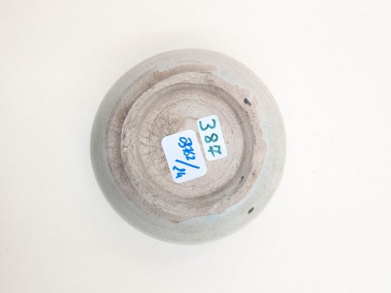 CHINE - Dynastie Song (960-1279) - Petit vase sphérique en grès porcelaineux à…