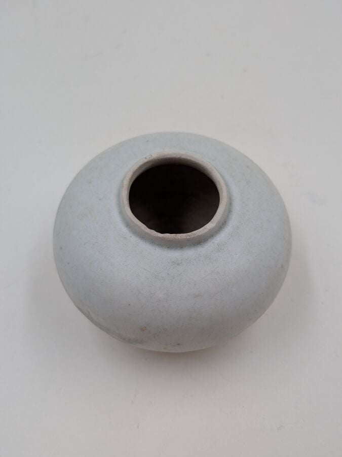 CHINE - Dynastie Song (960-1279) - Petit vase sphérique en grès porcelaineux à…