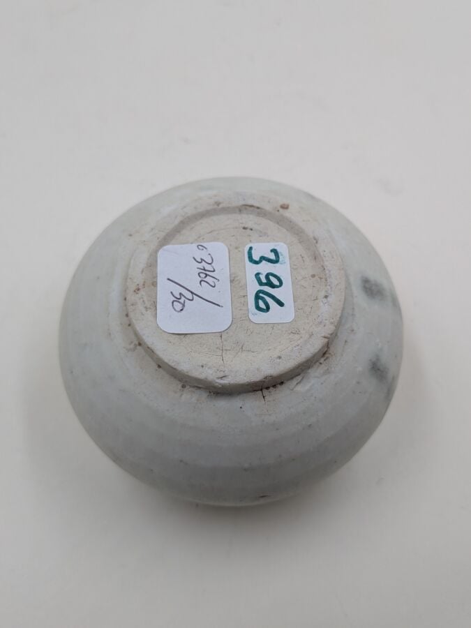 CHINE - Dynastie Song (960-1279) - Petit vase sphérique en grès porcelaineux à…