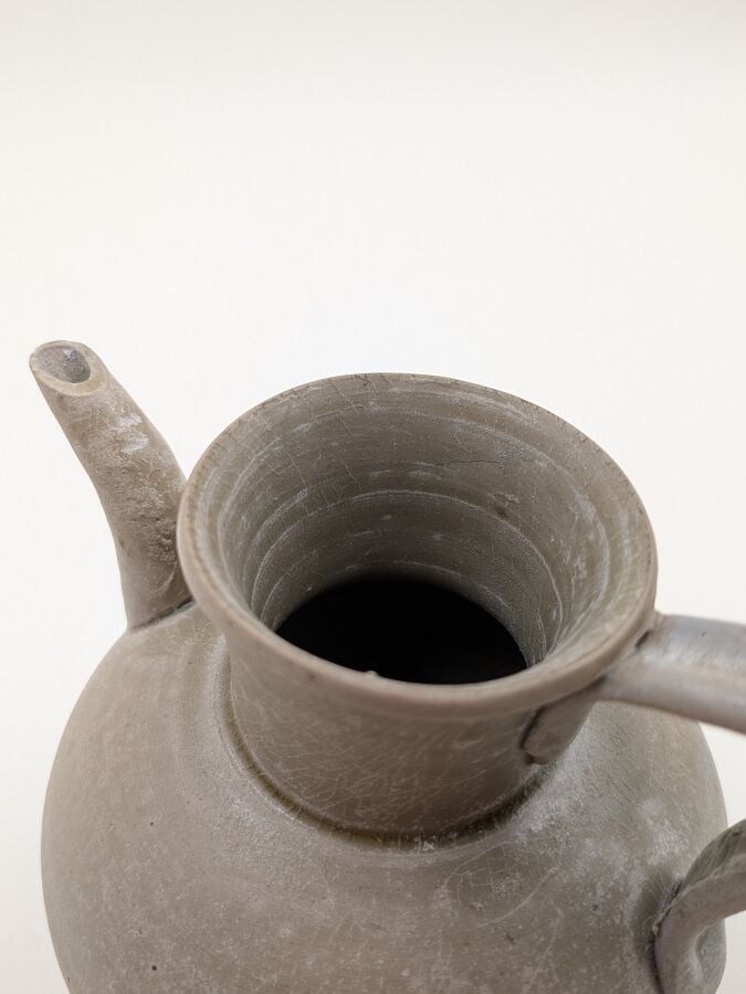CHINE - Dynastie Song (960-1279) - Pichet en grès porcelaineux à corps ovoïde ,…