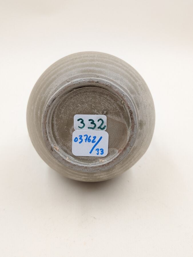 CHINE - Dynastie Song (960-1279) - Pichet en grès porcelaineux à corps ovoïde ,…