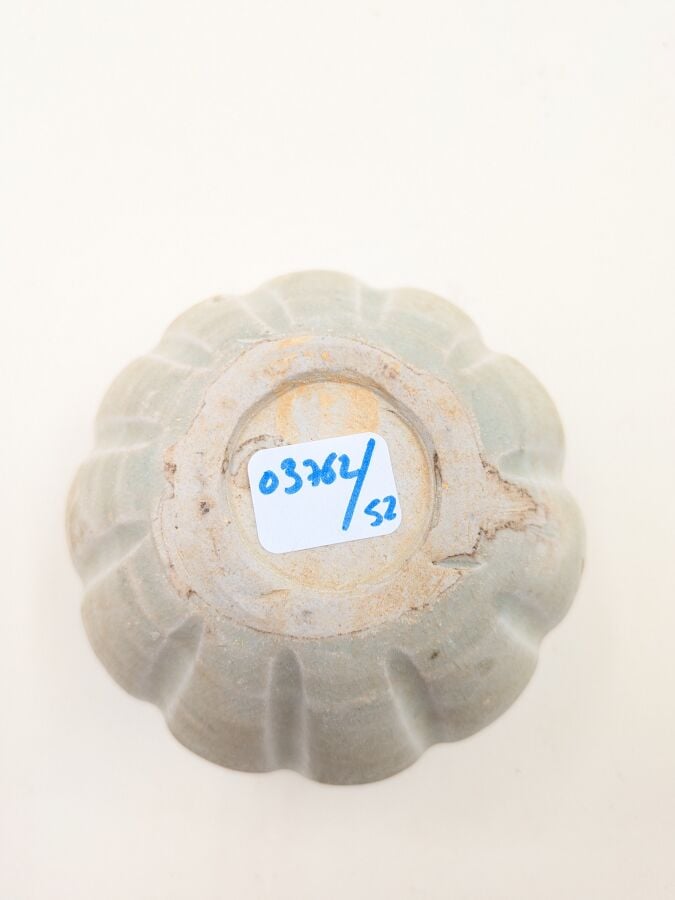 CHINE - Dynastie Song (960-1279) - Vase à panse ovoïde en grès porcelaineux , à…