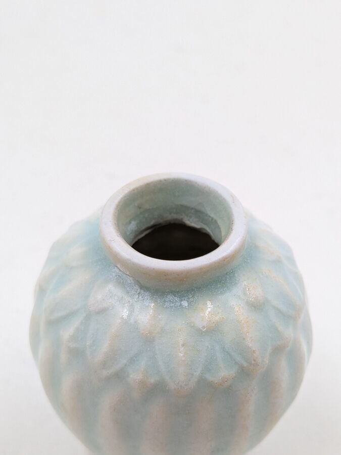 CHINE - Dynastie Song (960-1279) - Vase miniature à décor gravé en relief de fe…