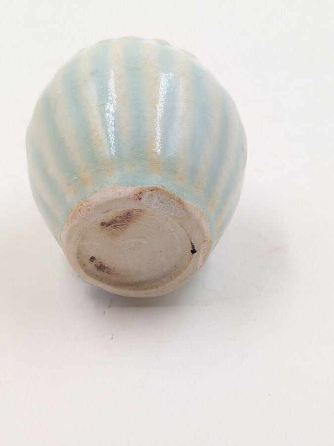 CHINE - Dynastie Song (960-1279) - Vase miniature à décor gravé en relief de fe…