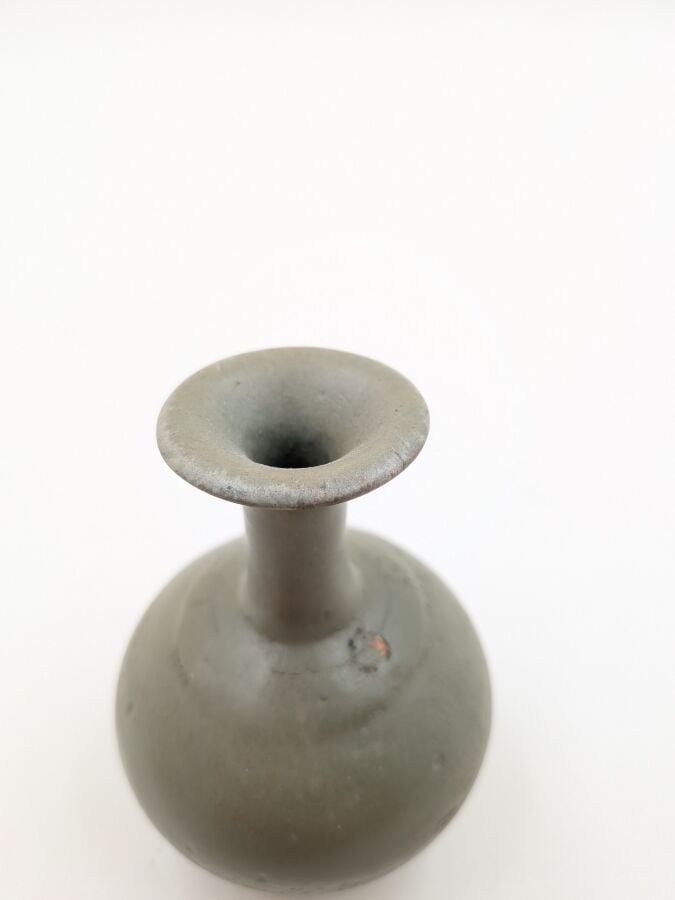CHINE - Dynastie Song (960-1279) - Vase miniature en grès porcelaineux à long c…