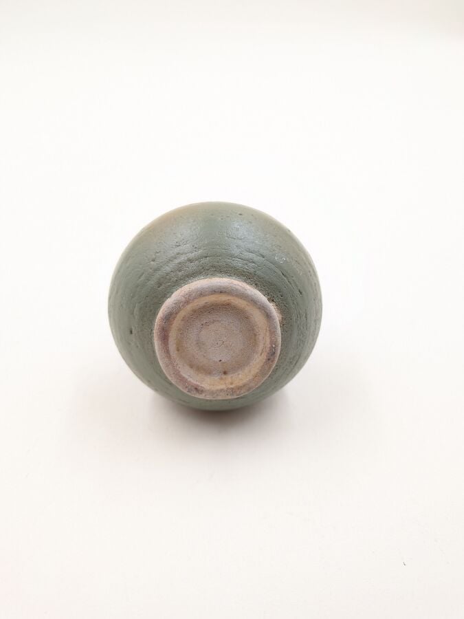 CHINE - Dynastie Song (960-1279) - Vase miniature en grès porcelaineux à long c…