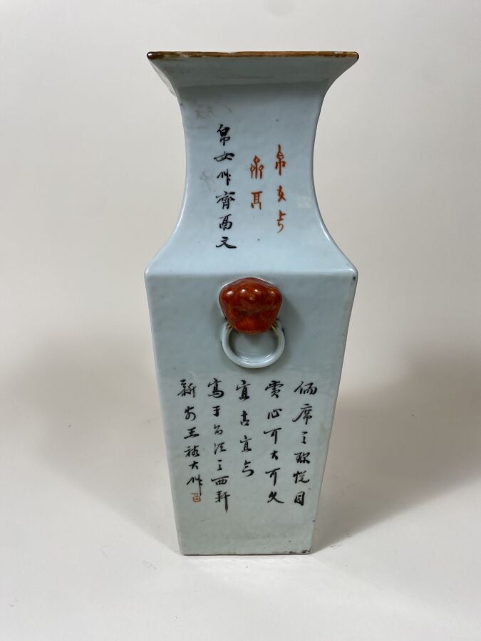 CHINE - Epoque de la République - MINGUO (1912 - 1949) - - Vase de forme carrée…