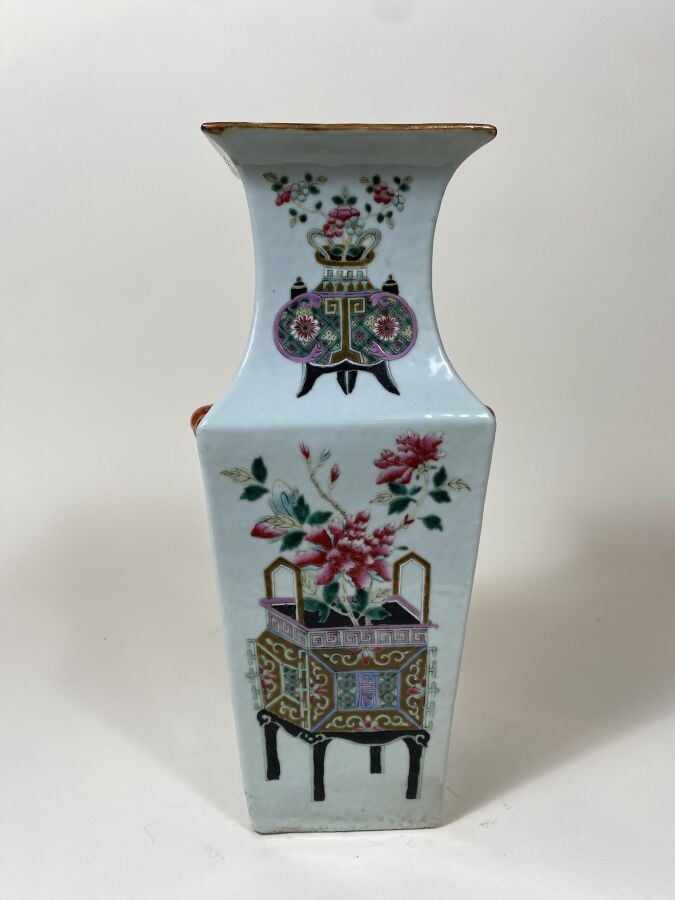 CHINE - Epoque de la République - MINGUO (1912 - 1949) - - Vase de forme carrée…