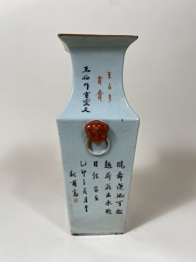 CHINE - Epoque de la République - MINGUO (1912 - 1949) - - Vase de forme carrée…