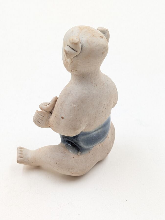 CHINE - Figurine en grès porcelaineux représentant un enfant souriant assis - H…