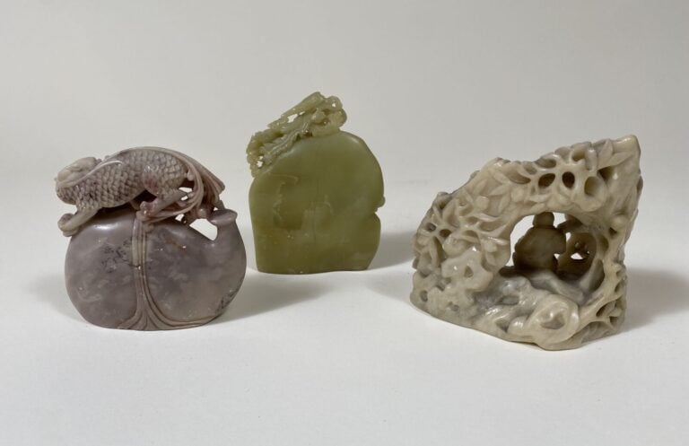 CHINE - Moderne - - Trois cachets en stéatite grise, céladon et beige, Shoulao…