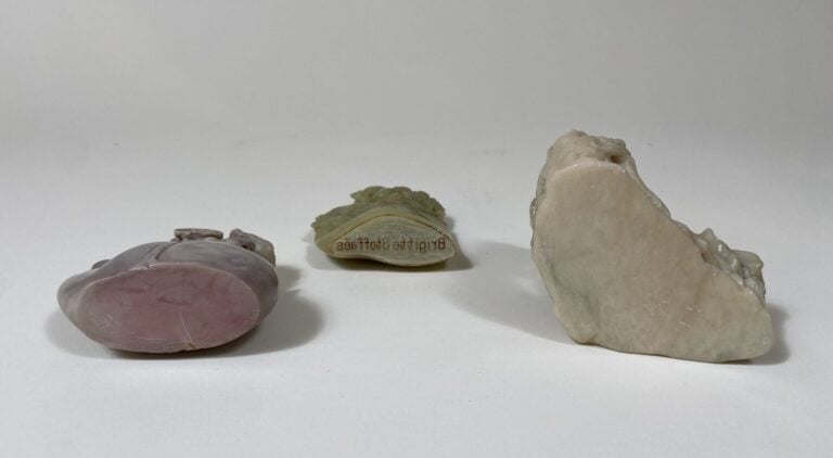 CHINE - Moderne - - Trois cachets en stéatite grise, céladon et beige, Shoulao…