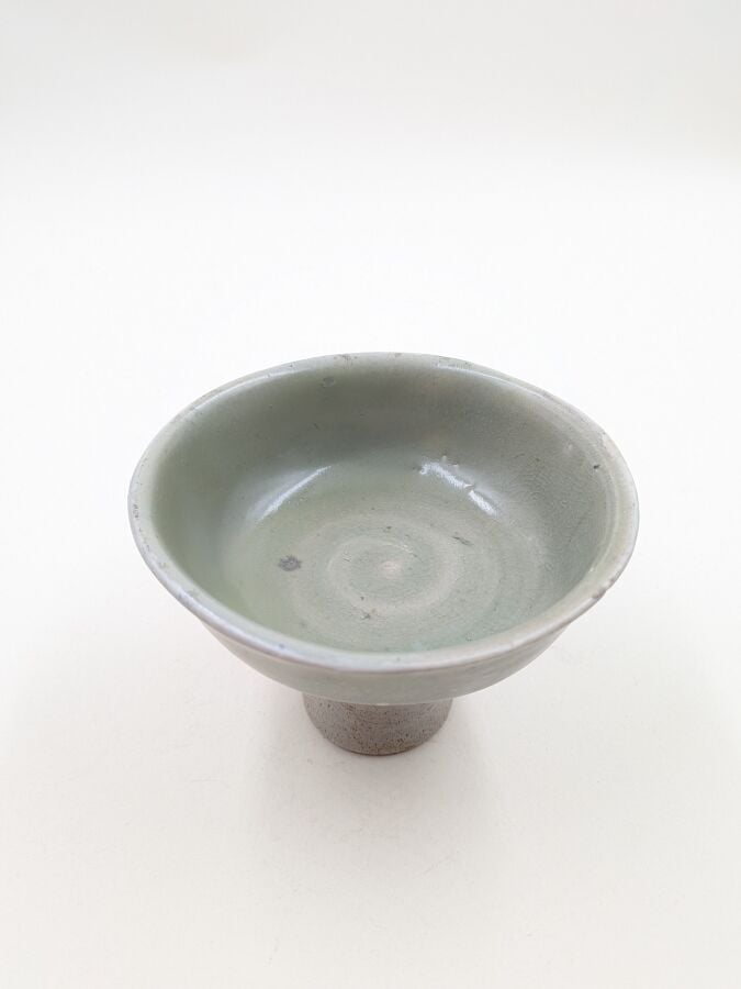 CHINE - Petite bouteille en grès porcelaineux céladon à bord évasé , reposant s…