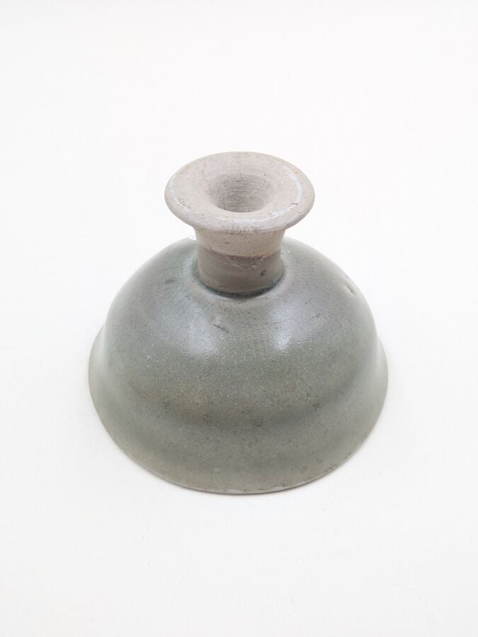 CHINE - Petite bouteille en grès porcelaineux céladon à bord évasé , reposant s…