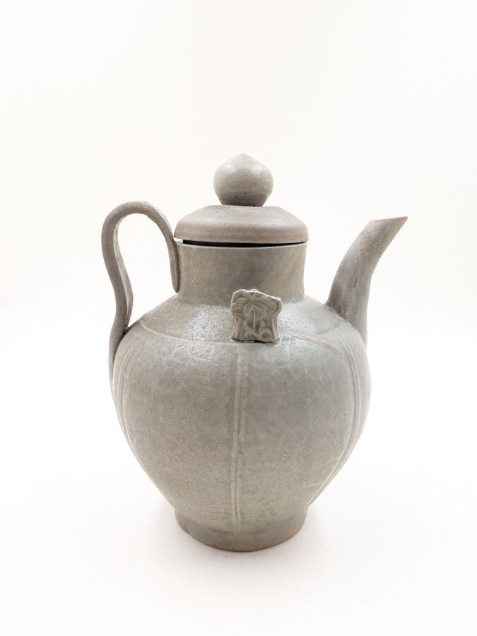 CHINE - Pichet couvert en grès porcelaineux à couverte céladon - H: 21 cm - (Pe…
