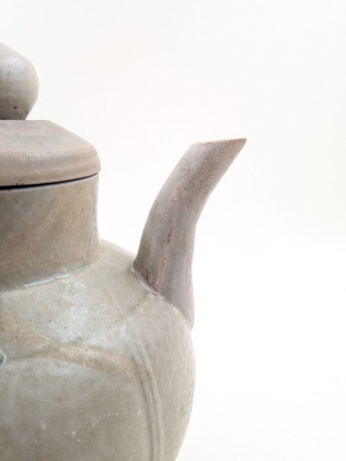 CHINE - Pichet couvert en grès porcelaineux à couverte céladon - H: 21 cm - (Pe…