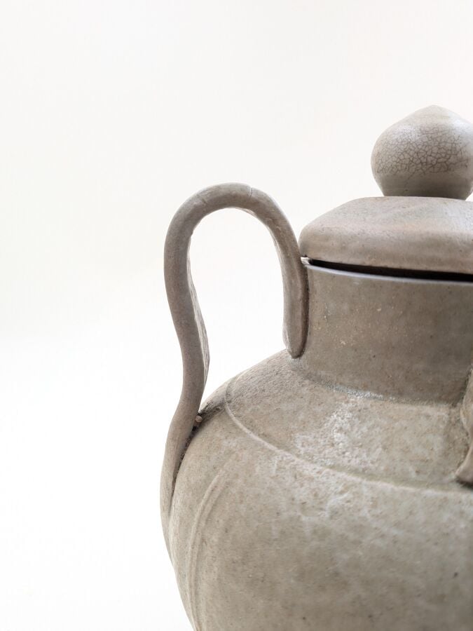 CHINE - Pichet couvert en grès porcelaineux à couverte céladon - H: 21 cm - (Pe…