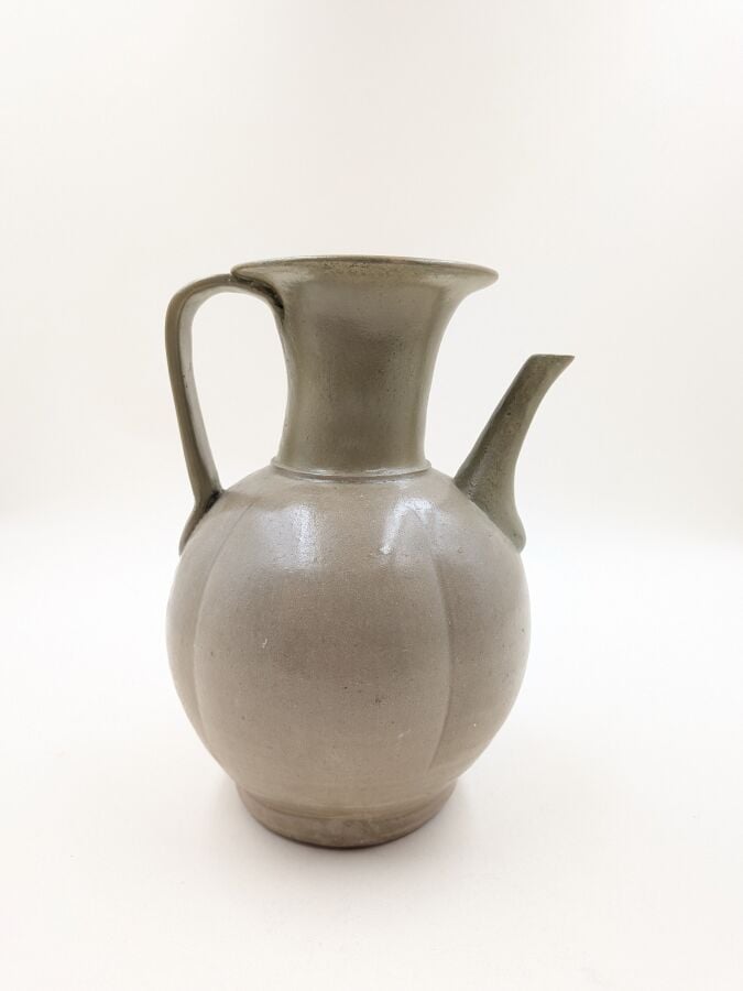 CHINE - Pichet en grès porcelaineux, à couverte céladon . - H: 21 cm - (restaur…