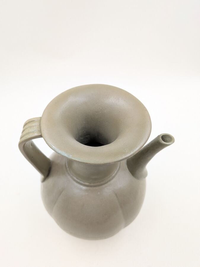 CHINE - Pichet en grès porcelaineux, à couverte céladon . - H: 21 cm - (restaur…