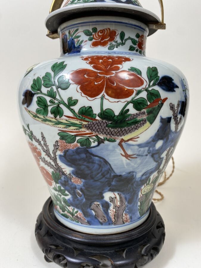 CHINE. Potiche montée en lampe à décor de fleurs et d'oiseaux sur fond blanc su…