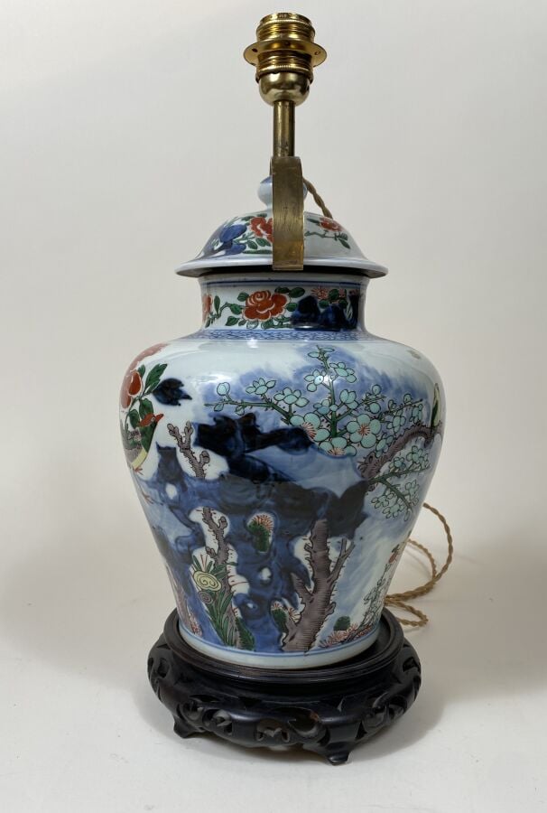 CHINE. Potiche montée en lampe à décor de fleurs et d'oiseaux sur fond blanc su…