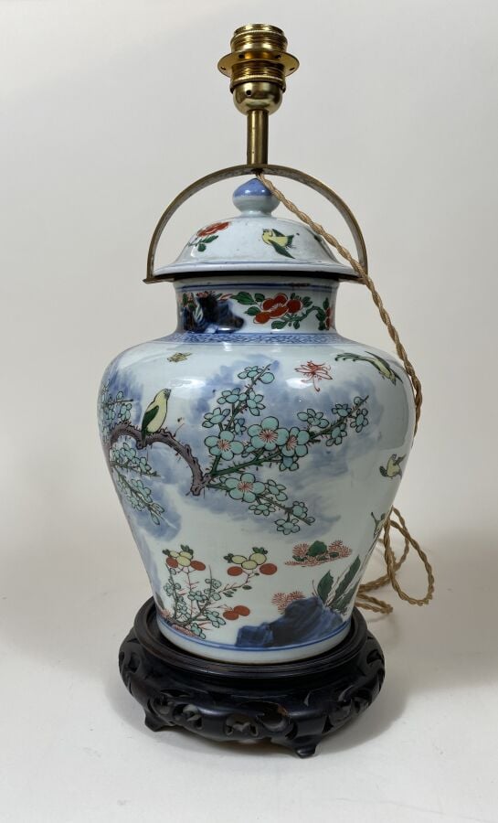 CHINE. Potiche montée en lampe à décor de fleurs et d'oiseaux sur fond blanc su…
