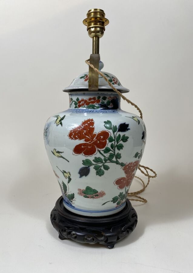 CHINE. Potiche montée en lampe à décor de fleurs et d'oiseaux sur fond blanc su…
