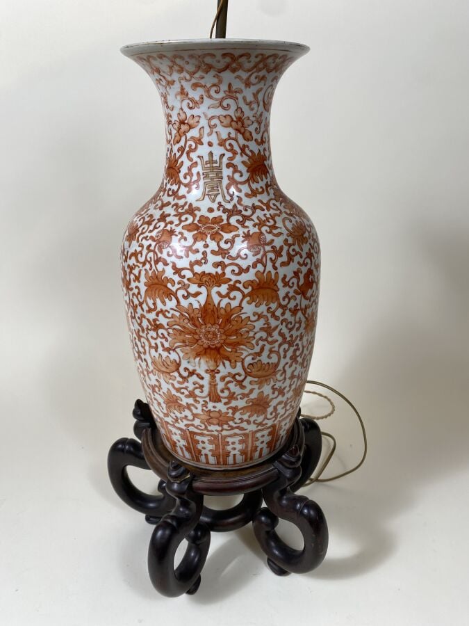 CHINE. Vase monté en lampe à décor de rinceaux feuillagés et fleuris dans des t…