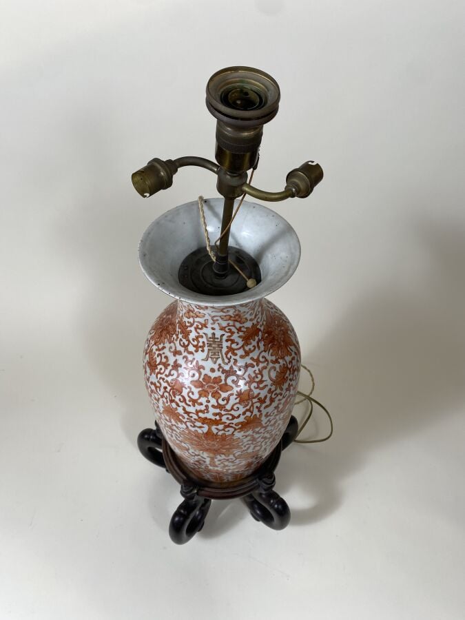 CHINE. Vase monté en lampe à décor de rinceaux feuillagés et fleuris dans des t…