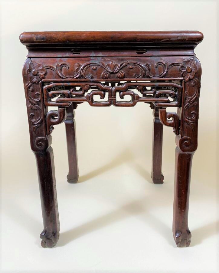 CHINE - Vers 1900 - - Sellette de forme carrée en bois sculpté de fleurs et feu…