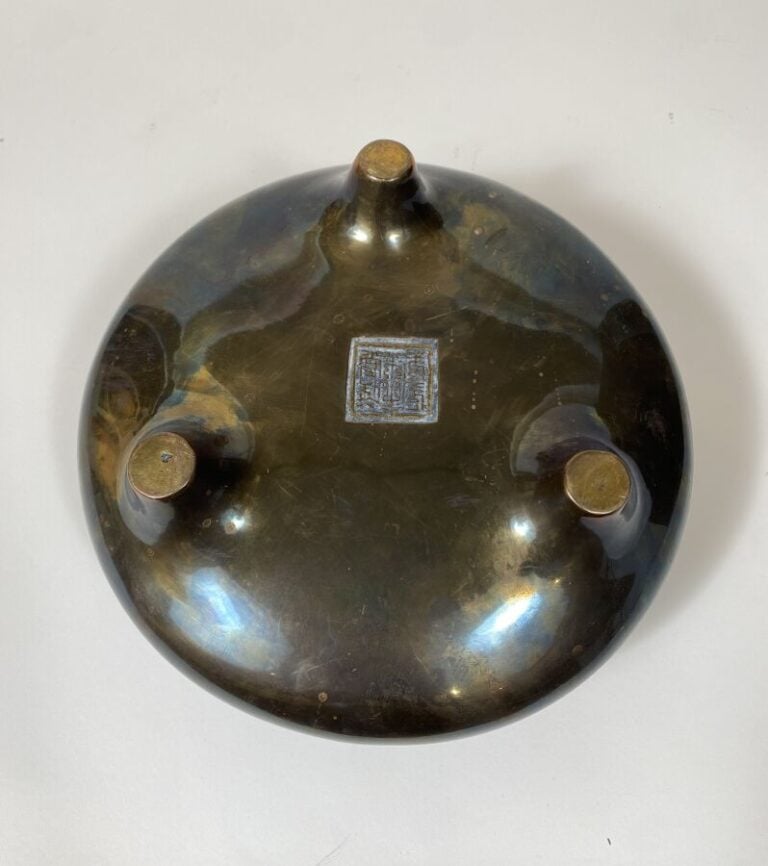CHINE - XIXe siècle - - Brûle-parfum tripode à deux anses en bronze dépatiné et…