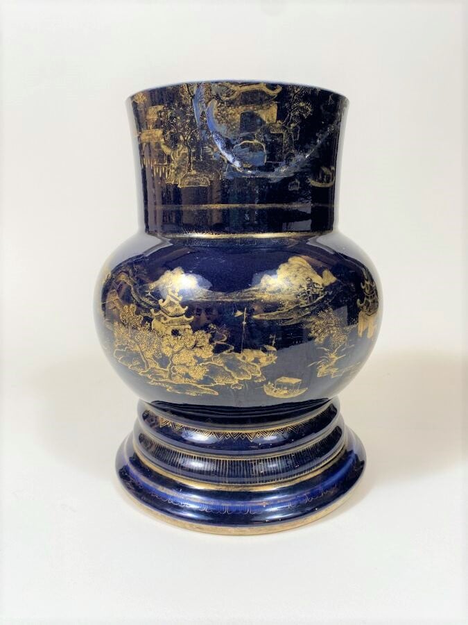 CHINE - XIXe siècle - - Vase balustre sur pied en porcelaine émaillée bleu poud…