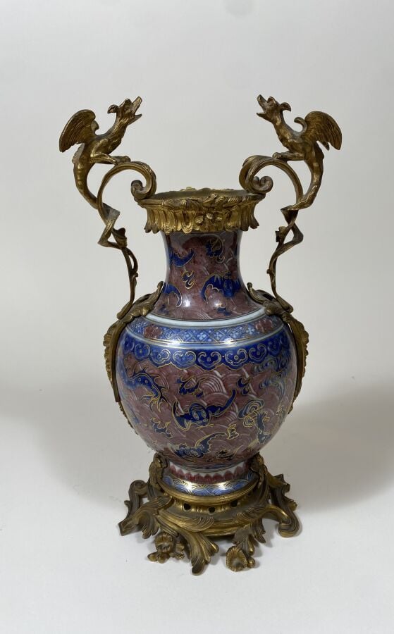 CHINE - XIXe siècle - - Vase de forme balustre en porcelaine décorée en bleu et…