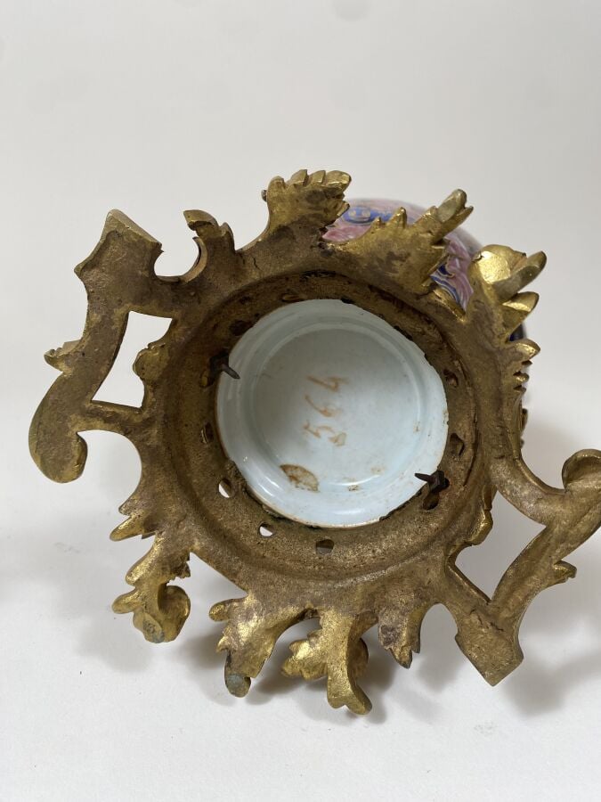 CHINE - XIXe siècle - - Vase de forme balustre en porcelaine décorée en bleu et…