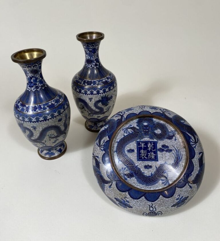 CHINE - XXe siècle - - Ensemble comprenant deux vases balustres et une coupe en…