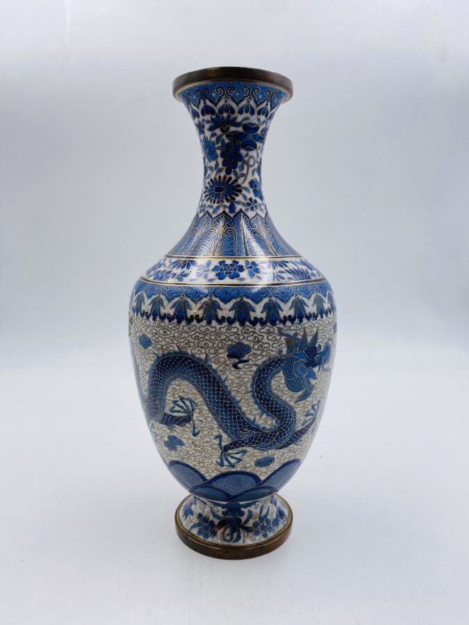 CHINE - XXe siècle - - Ensemble comprenant deux vases balustres et une coupe en…