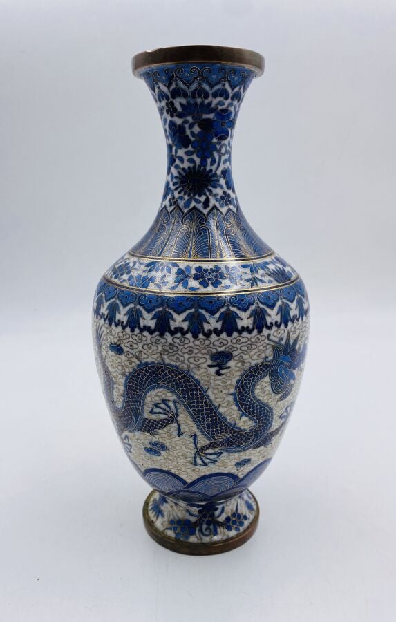 CHINE - XXe siècle - - Ensemble comprenant deux vases balustres et une coupe en…