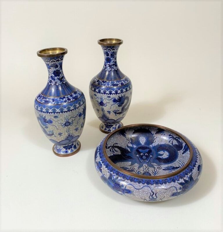 CHINE - XXe siècle - - Ensemble comprenant deux vases balustres et une coupe en…
