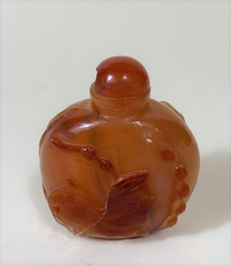 CHINE - XXe siècle - - Flacon tabatière en agate rouge sculpté d'un cyprin dans…