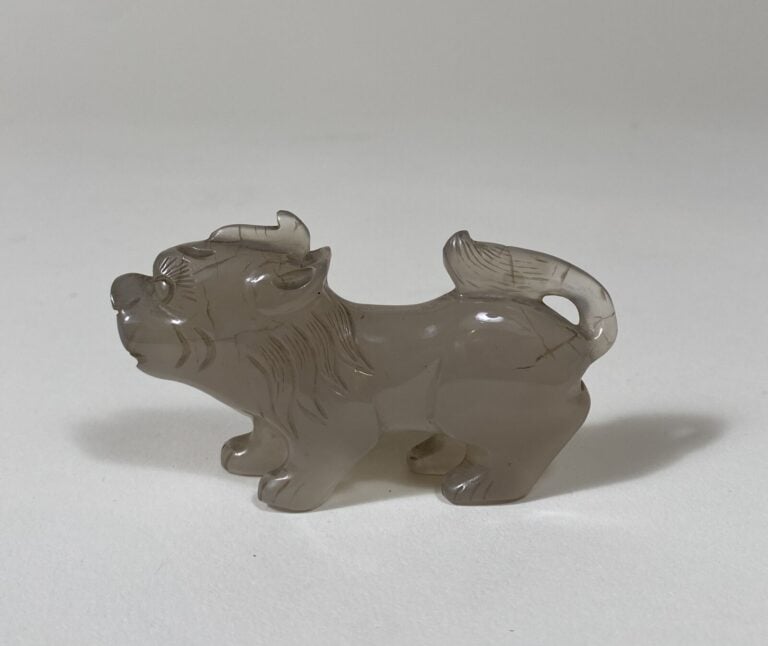 CHINE - XXe siècle - - Statuette de bixie en agate grise, représentée debout. -…
