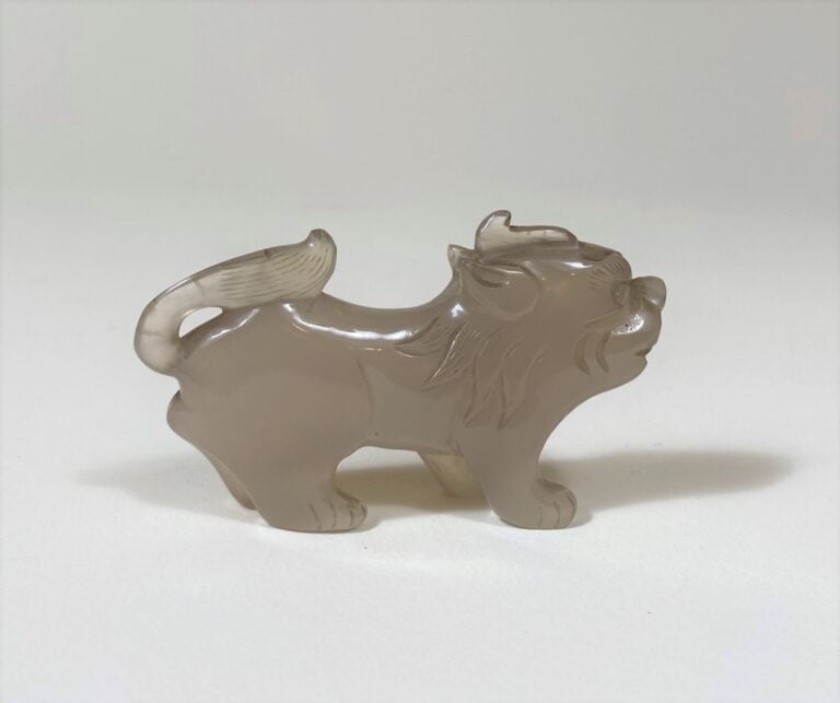 CHINE - XXe siècle - - Statuette de bixie en agate grise, représentée debout. -…