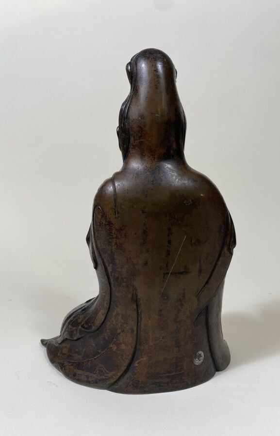 CHINE - XXe siècle, STYLE MING - - Statuette de Guanyin en bronze à traces de l…