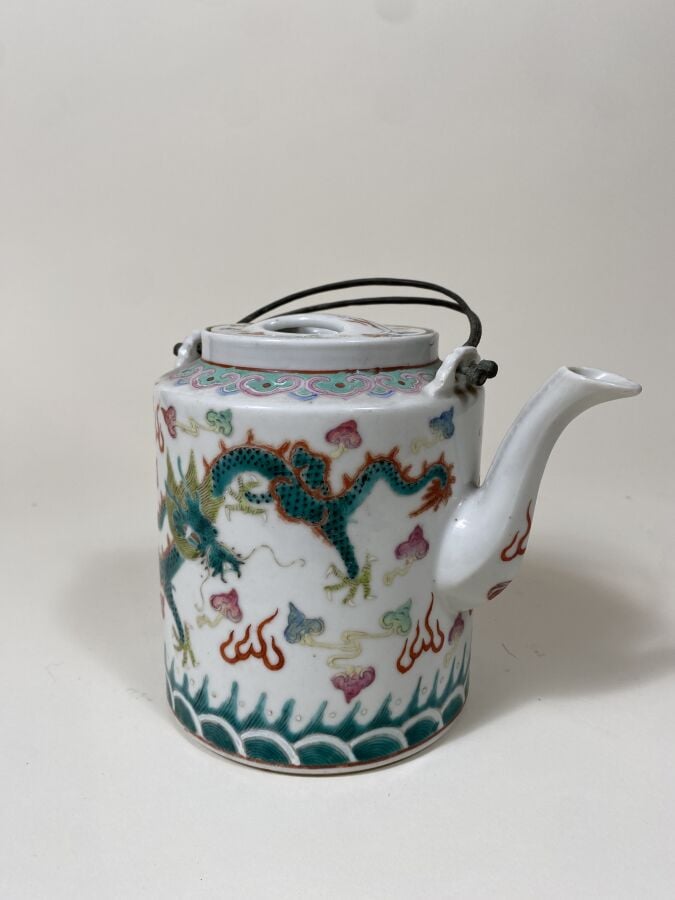 CHINE - XXe siècle - - Théière de forme cylindrique en porcelaine émaillée poly…