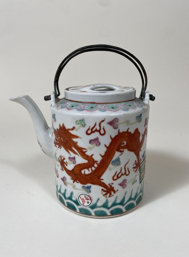 CHINE - XXe siècle - - Théière de forme cylindrique en porcelaine émaillée poly…