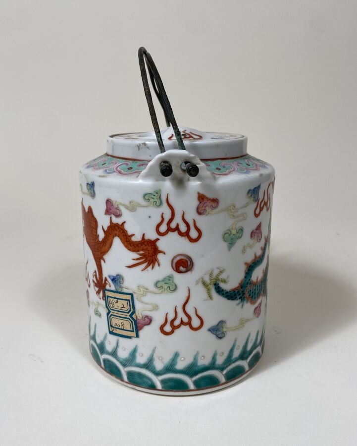 CHINE - XXe siècle - - Théière de forme cylindrique en porcelaine émaillée poly…