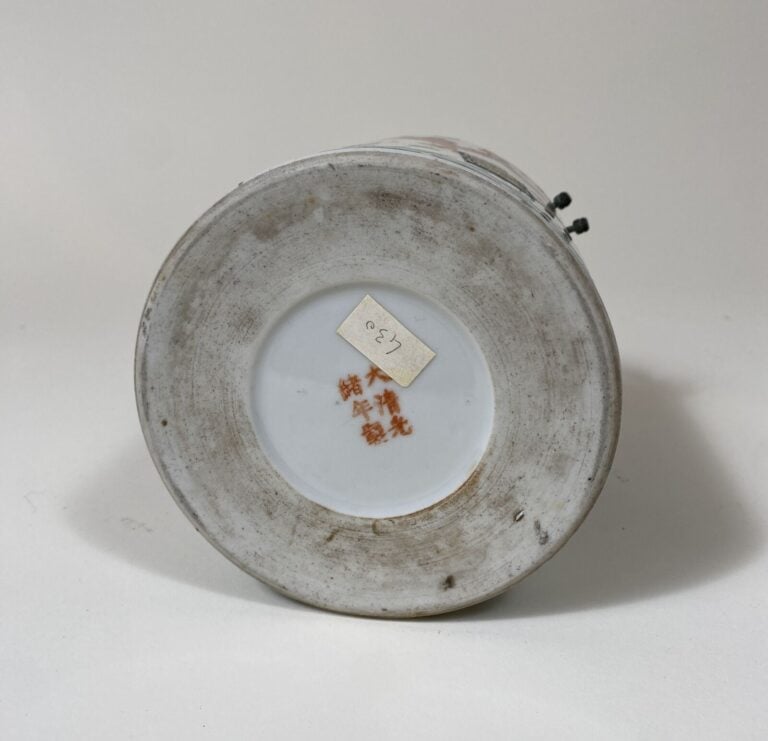 CHINE - XXe siècle - - Théière de forme cylindrique en porcelaine émaillée poly…