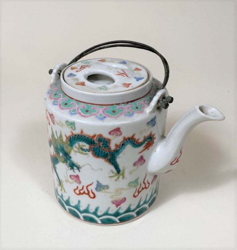 CHINE - XXe siècle - - Théière de forme cylindrique en porcelaine émaillée poly…