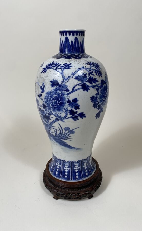 CHINE - XXe siècle - - Vase balustre à col étroit en porcelaine décorée en bleu…