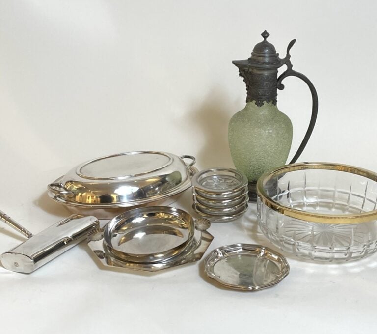 CHRISTOFLE : - Ensemble en métal argenté à bordure godronnée comprenant : une s…